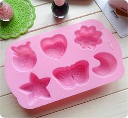 Multi-functional new moon shaped silicone ice cube tray is suitable for cake and ice cream.