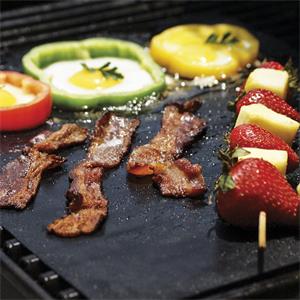 Why foreigners take part in outdoor activities like using silicone barbecue pads?