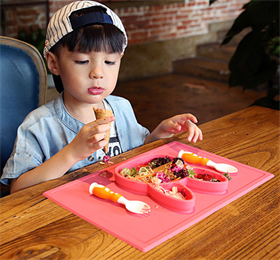 USSE baby silicone placemat+ plate tray could make your kids' meal time easier.