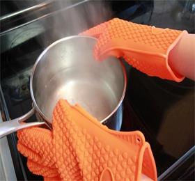 Excellent silicone BBQ oven gloves for outdoor and kitchen use.