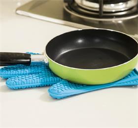 Grilling Tools_heat resistant silicone oven mitts for the home cook/chef Fun to use.
