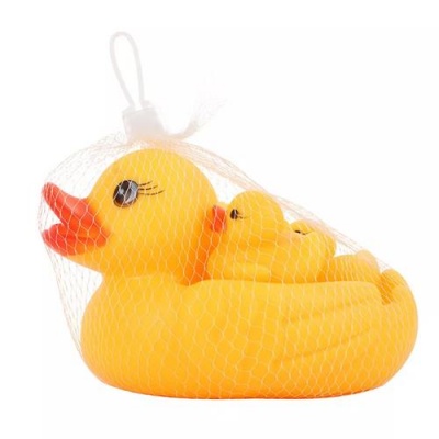 Connecting floating duck bath toy. Connect the rings and place the ducks on them.